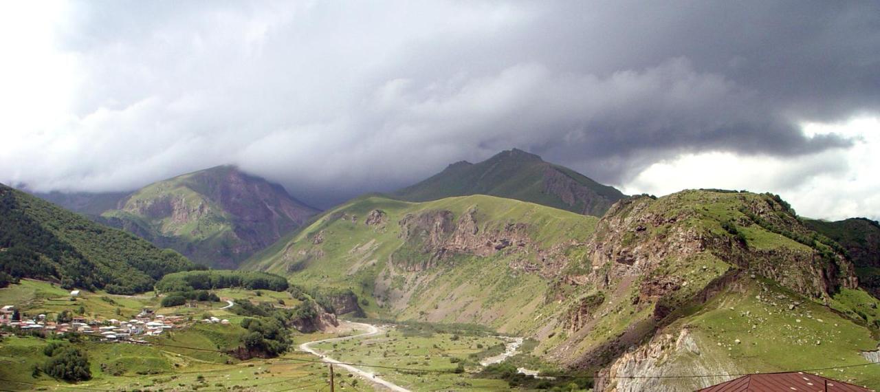 Guest House Sunset Kazbegi Exterior foto